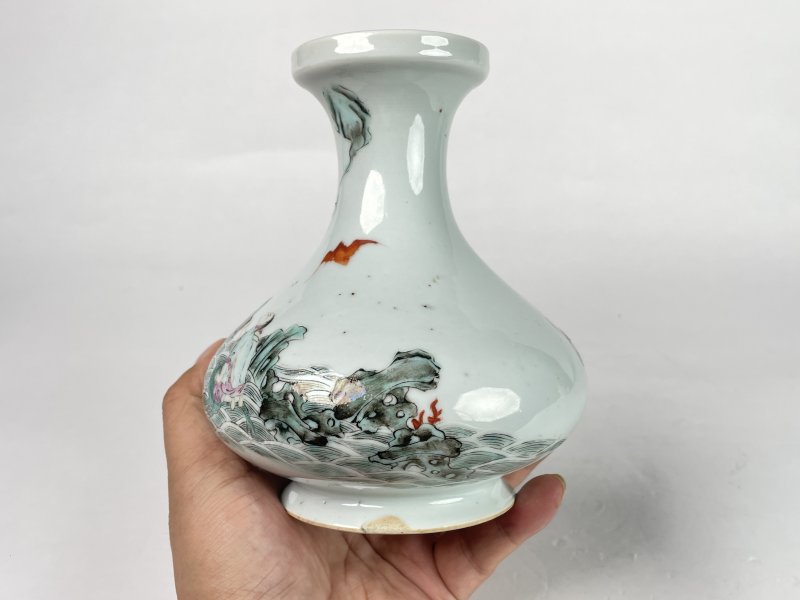 清晚期 粉彩刘海戏金蝉纹荸荠瓶 - 图3