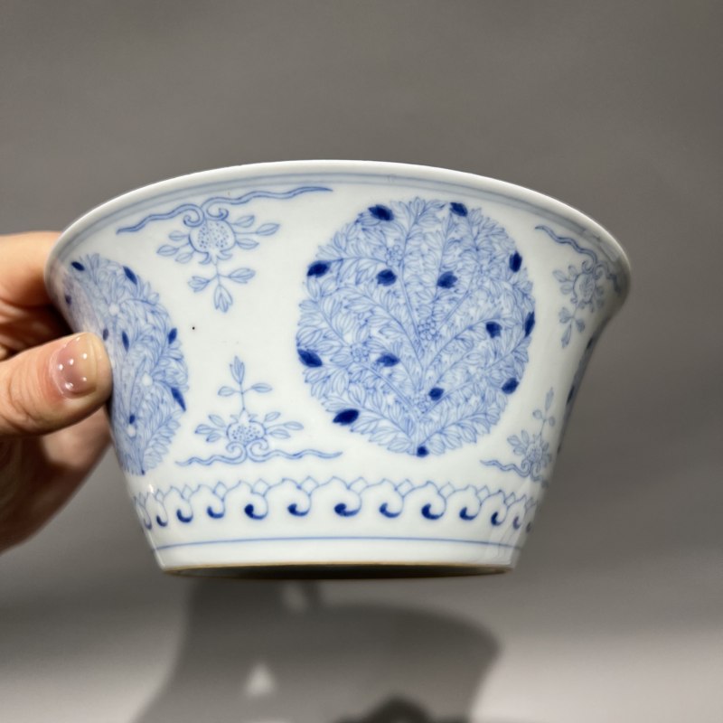 清乾隆 青花淡描团花纹马蹄碗 - 图6