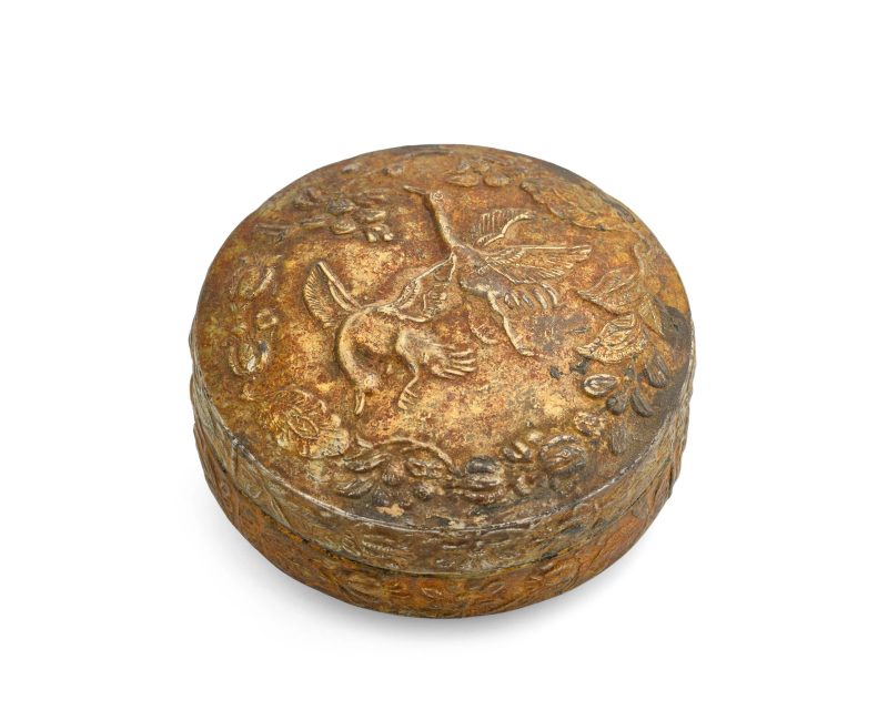 唐 銀鎏金花鳥紋蓋盒 | A Chinese silver gilt repoussé box and cover - 图1