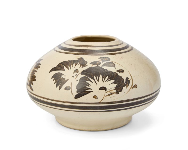 二十世紀 磁州窯風格白地褐花罐 | A Chinese Cizhou-type slip-decorated jar