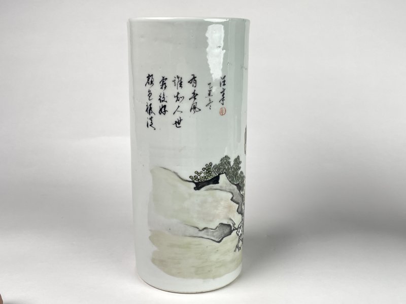 清晚期 汪章款浅降彩人物诗文帽筒一对 - 图14