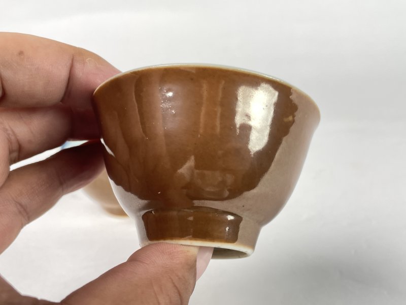清康熙 外酱釉内青花花篮纹杯一对 - 图4