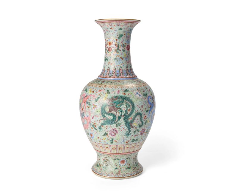 二十世紀 粉彩龍紋瓶一對，礬紅「乾隆年製」寄託款 | A pair of Chinese famille rose ‘dragons’ baluster vases - 图6