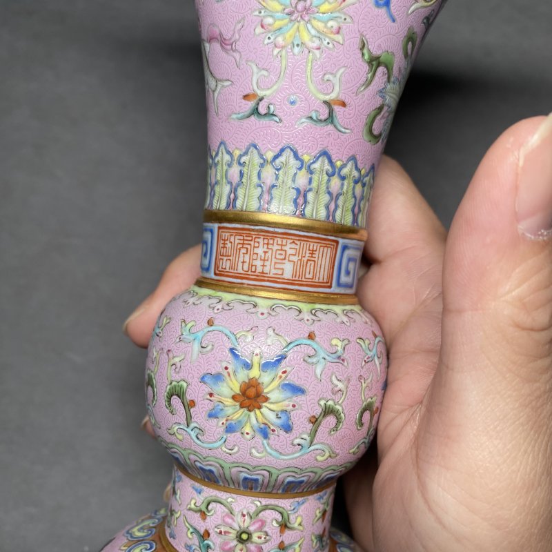 清乾隆 御制宫粉地轧道洋彩缠枝莲托八吉祥纹花觚一对 - 图22