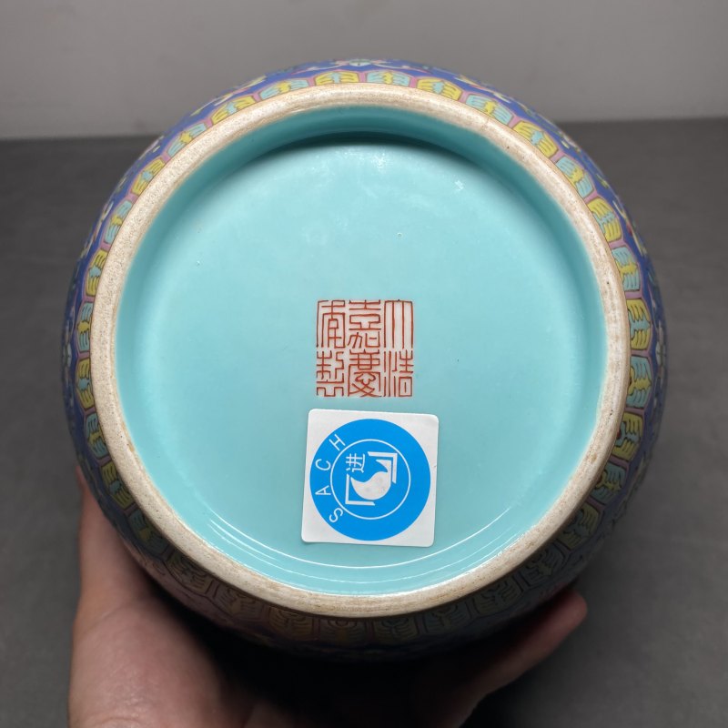 清嘉庆 蓝地洋彩缠枝莲托寿字纹如意耳盖罐 - 图20