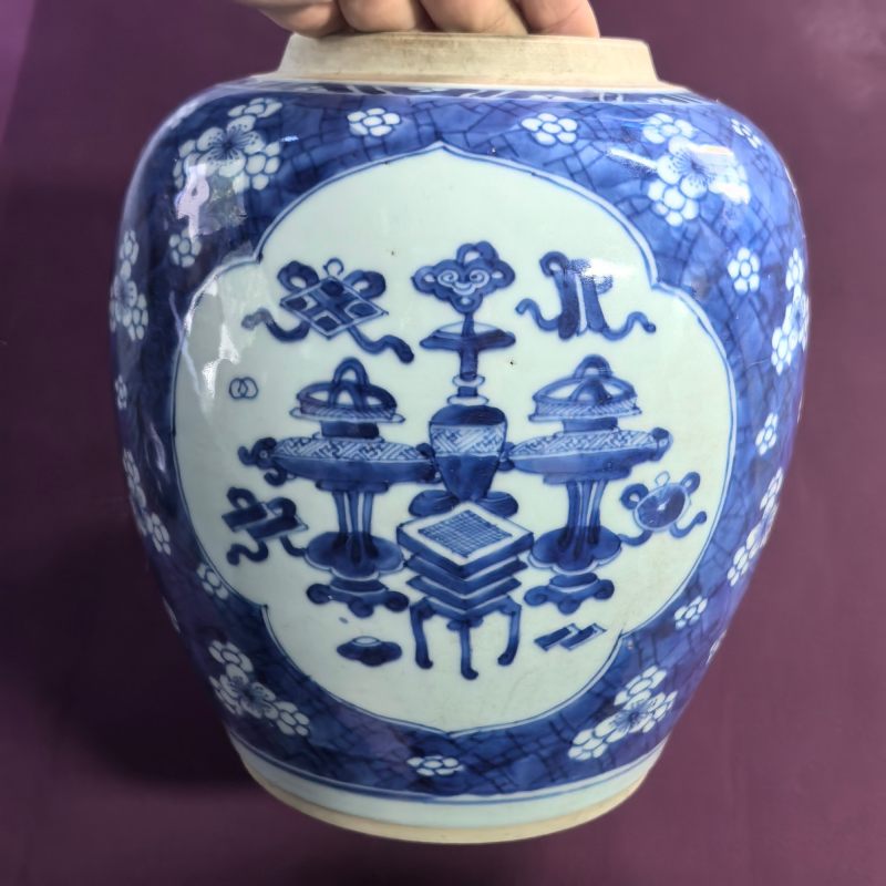清康熙 青花留白博古纹冰梅罐 - 图6
