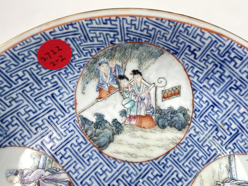 清中期 蓝料彩开窗粉彩西厢记人物故事图盘一对 - 图4