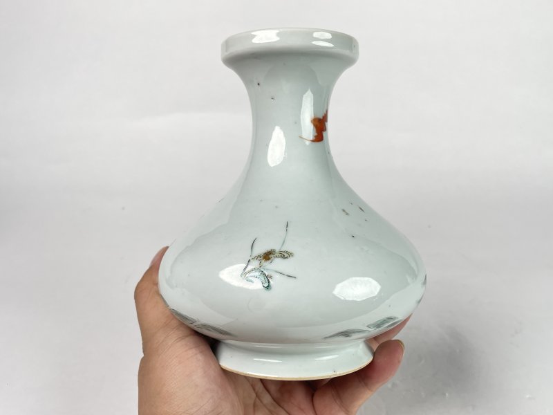 清晚期 粉彩刘海戏金蝉纹荸荠瓶 - 图4