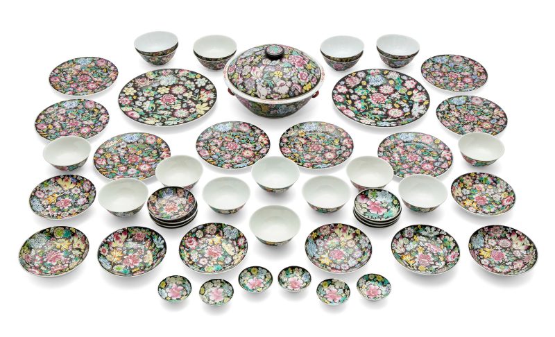 二十世紀 景德鎮製黑地粉彩「百花不落地」紋餐具一套 | A Chinese black-ground famille rose dinner service