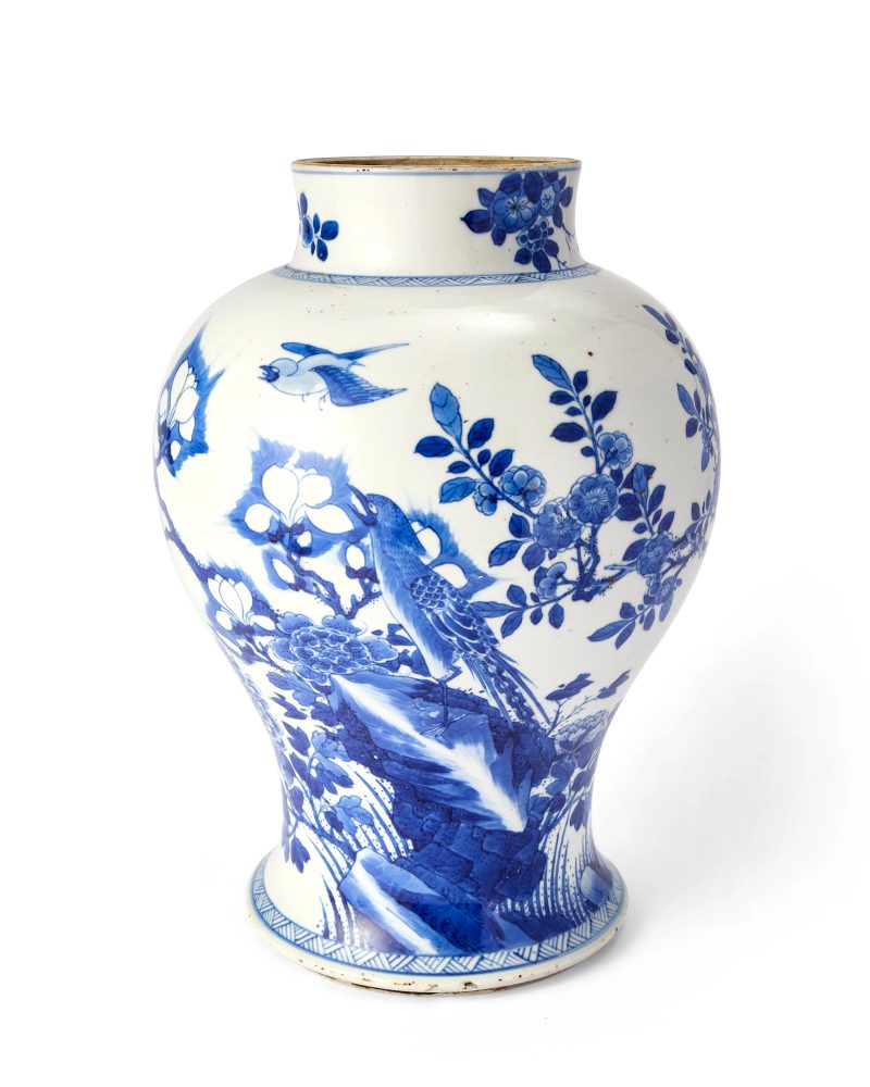 清康熙 青花花鳥紋大瓶 | A large Chinese blue and white 'birds, prunus and magnolia' baluster vase - 图1