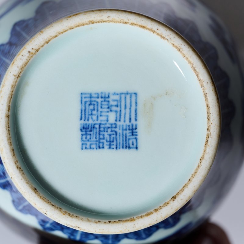 清乾隆 青花缠枝花卉纹贯耳瓶 - 图5