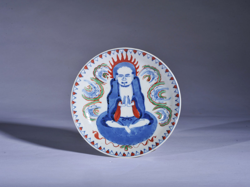 明天启 青花红绿彩罗汉图盘 - 图1