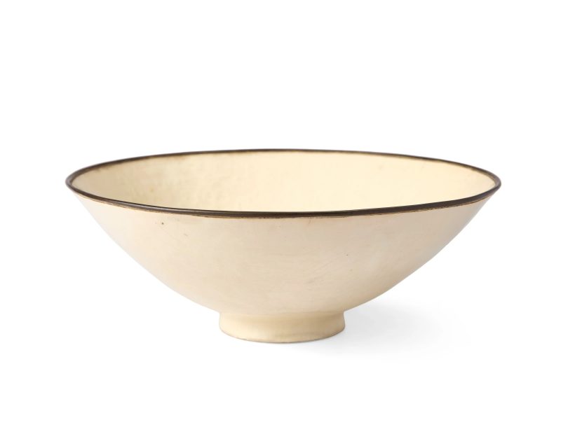 宋 定窯白釉印花「蓮池游魚」紋大碗 | A large Chinese Dingyao moulded 'fish and lotus' bowl - 图1