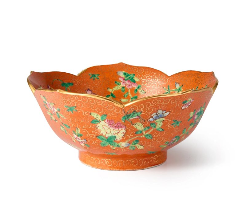 民國 珊瑚紅地描金粉彩繪花卉圖紋花口碗 | A Chinese gilt painted coral-ground foliate bowl