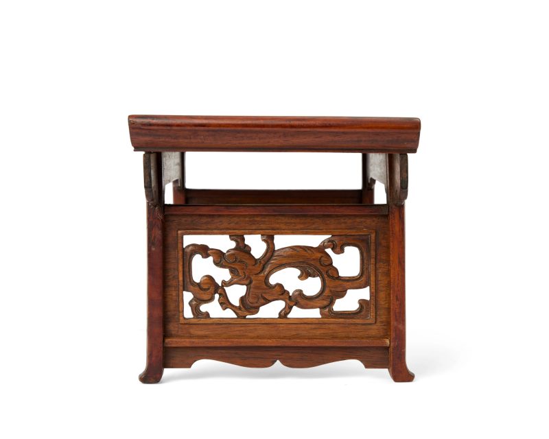 明十六/十七世紀 黃花梨雕螭龍紋嵌雲石小翹頭案 | A Chinese marble-inlaid huanghuali miniature altar table - 图2