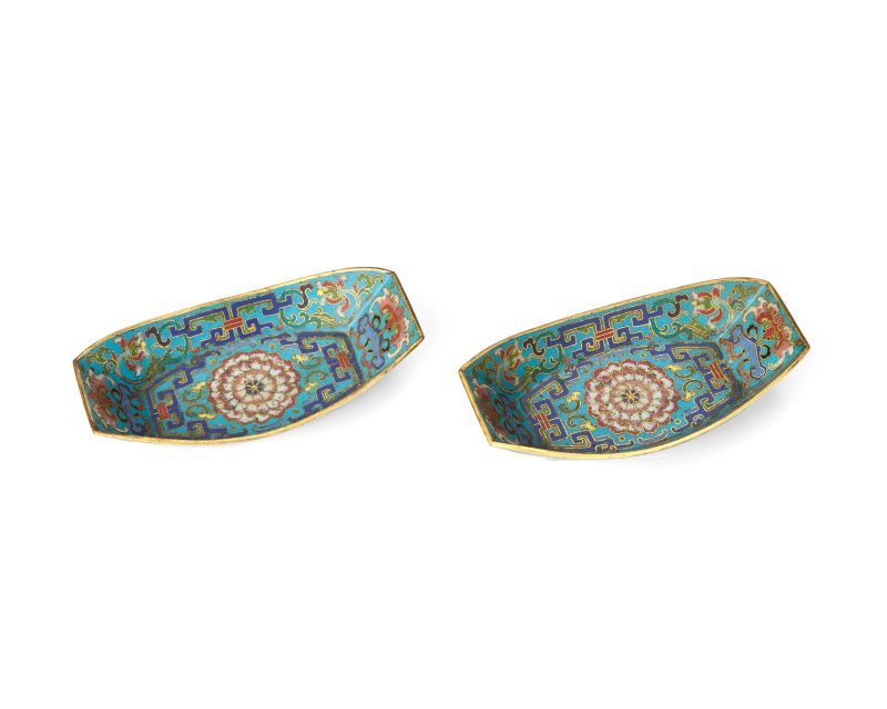 清乾隆/嘉慶 銅胎掐絲琺瑯蓮紋茶船一對 | A pair of Chinese cloisonné-enamel ingot-shaped trays - 图1