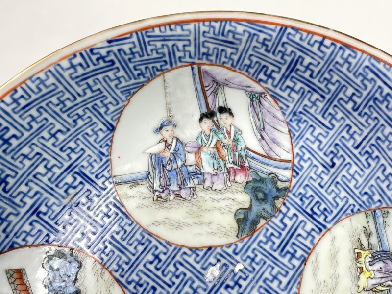 清中期 蓝料彩开窗粉彩西厢记人物故事图盘一对 - 图5