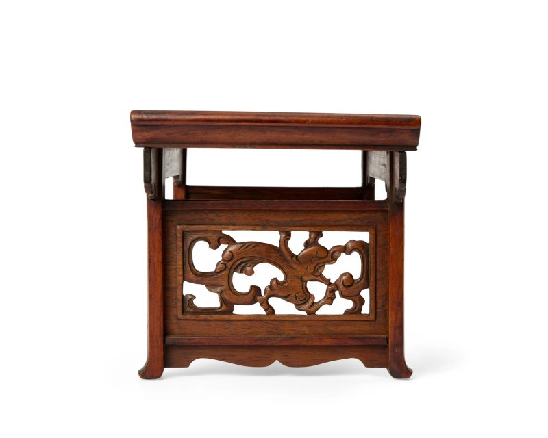 明十六/十七世紀 黃花梨雕螭龍紋嵌雲石小翹頭案 | A Chinese marble-inlaid huanghuali miniature altar table - 图3