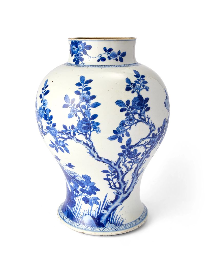 清康熙 青花花鳥紋大瓶 | A large Chinese blue and white 'birds, prunus and magnolia' baluster vase - 图2