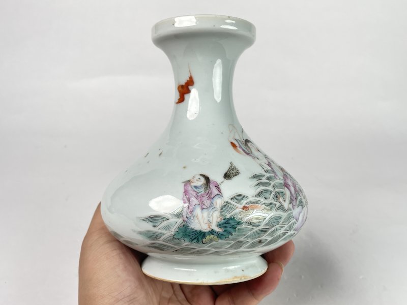 清晚期 粉彩刘海戏金蝉纹荸荠瓶 - 图5