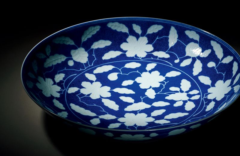 清雍正 洒蓝地留白栀子花卉纹盘 - 图2