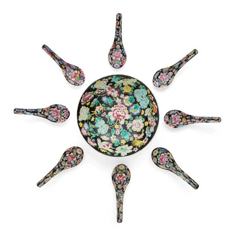 二十世紀 景德鎮製黑地粉彩「百花不落地」紋餐具一套 | A Chinese black-ground famille rose dinner service - 图3