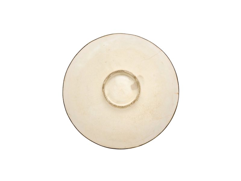 宋 定窯白釉印花「蓮池游魚」紋大碗 | A large Chinese Dingyao moulded 'fish and lotus' bowl - 图3