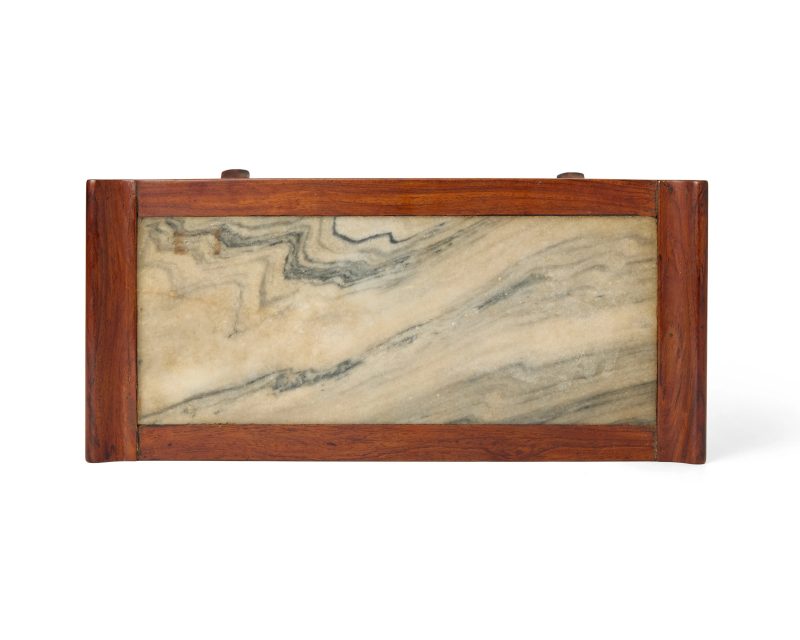 明十六/十七世紀 黃花梨雕螭龍紋嵌雲石小翹頭案 | A Chinese marble-inlaid huanghuali miniature altar table - 图4