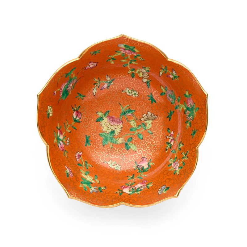民國 珊瑚紅地描金粉彩繪花卉圖紋花口碗 | A Chinese gilt painted coral-ground foliate bowl - 图2
