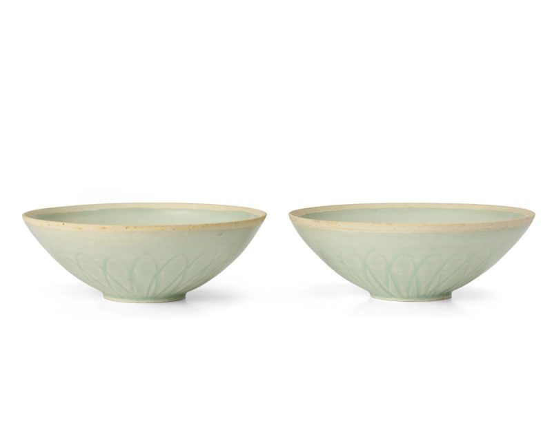 南宋 青白釉刻划蓮瓣紋碗 | A pair of Chinese carved qingbai-glazed bowls