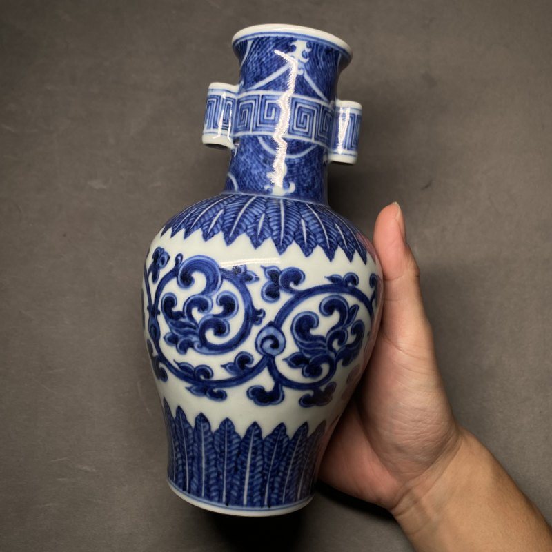 清乾隆 青花缠枝花卉纹贯耳瓶 - 图7