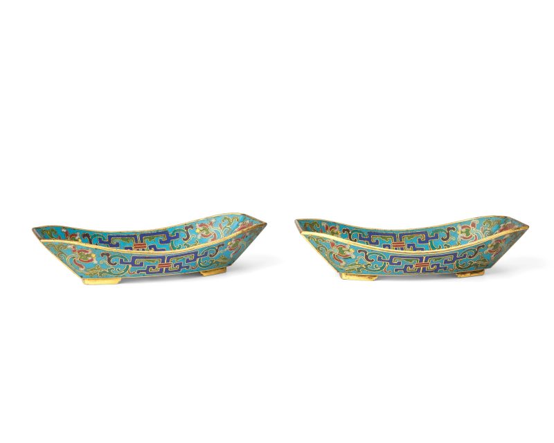 清乾隆/嘉慶 銅胎掐絲琺瑯蓮紋茶船一對 | A pair of Chinese cloisonné-enamel ingot-shaped trays - 图2