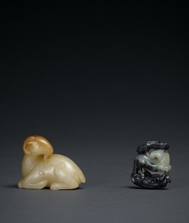 清  白玉羊、黑白玉馬形珮 二件一組