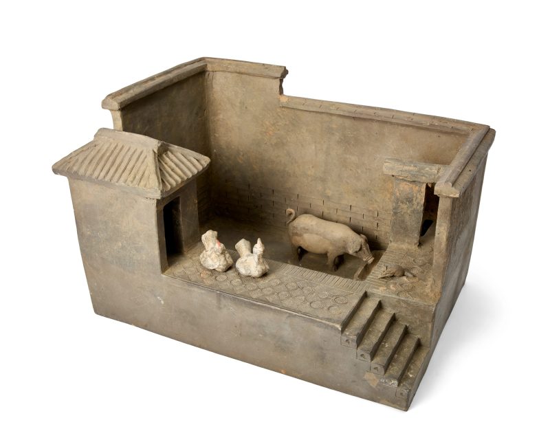 漢 陶製溷厕 | A large Chinese pottery funerary model of a farm - 图1