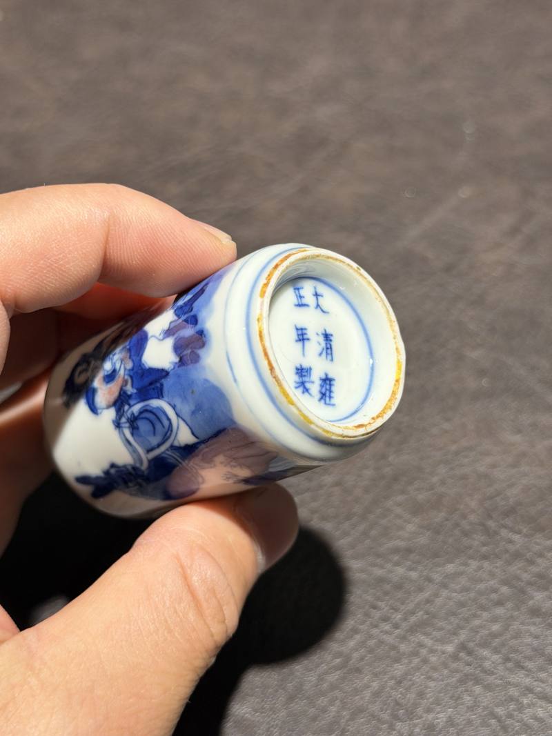 清 青花釉里红人物图鼻烟壶一对 - 图23