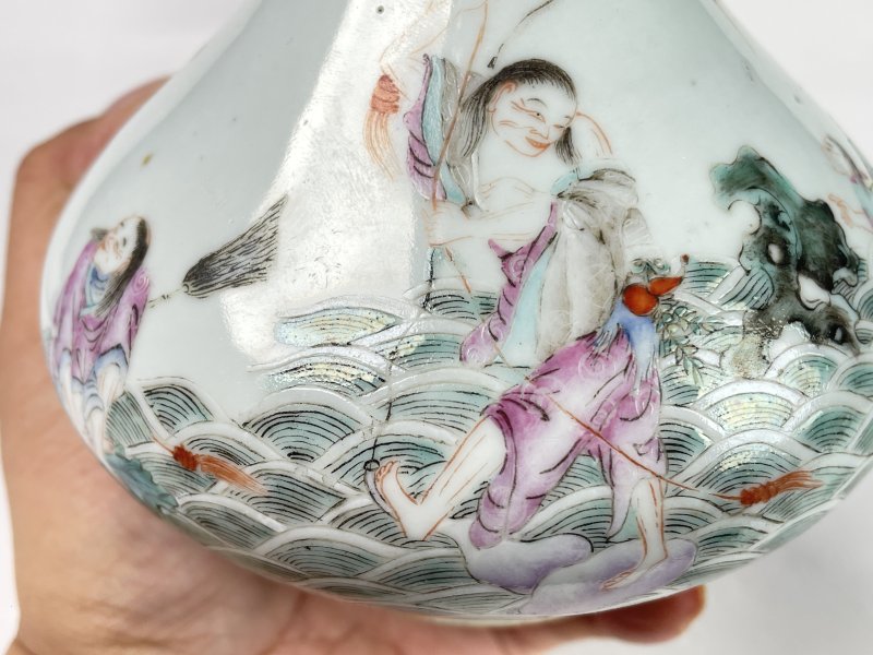 清晚期 粉彩刘海戏金蝉纹荸荠瓶 - 图6