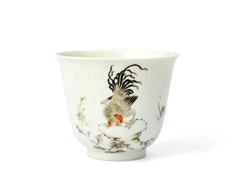 清雍正 粉彩墨彩「大吉」紋杯，青花楷書「大明成化年製」寄托款 | A Chinese 'en grisaille' and enamelled 'cockerel' cup - 图2