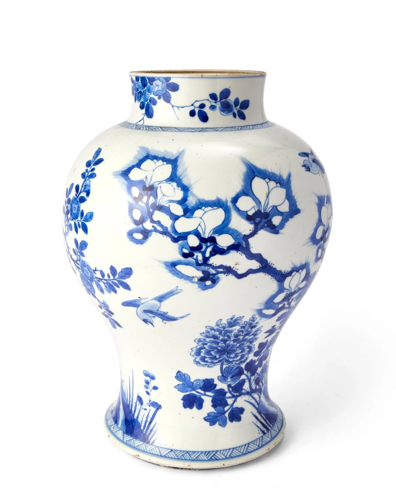 清康熙 青花花鳥紋大瓶 | A large Chinese blue and white 'birds, prunus and magnolia' baluster vase - 图4