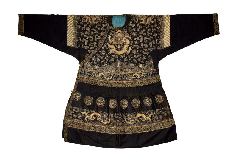 清十九世紀中期 藍黑地龍袍，朝服 | A Chinese dark blue-ground embroidered 'dragon' court robe, Chaofu