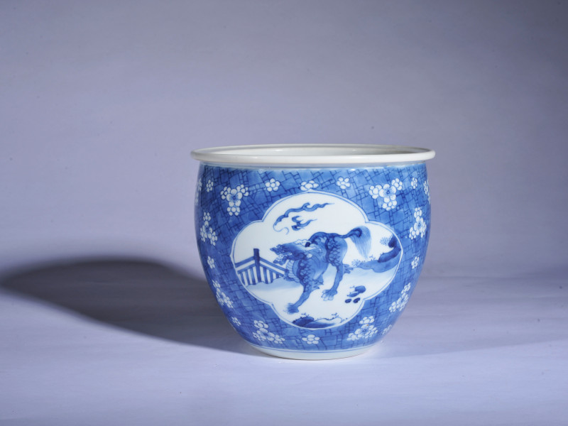 清康熙 青花冰梅开光瑞兽纹卷缸