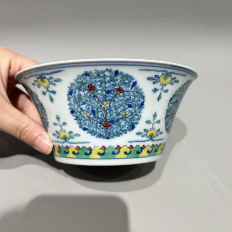 清嘉庆 青花斗彩团花纹马蹄碗 - 图2