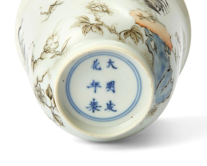 清雍正 粉彩墨彩「大吉」紋杯，青花楷書「大明成化年製」寄托款 | A Chinese 'en grisaille' and enamelled 'cockerel' cup - 图3