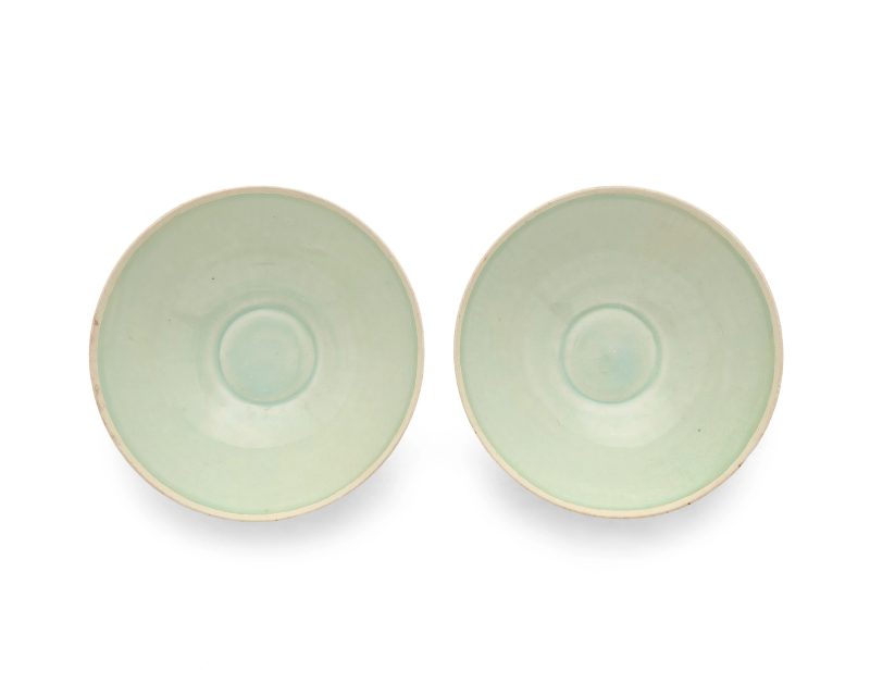 南宋 青白釉刻划蓮瓣紋碗 | A pair of Chinese carved qingbai-glazed bowls - 图2