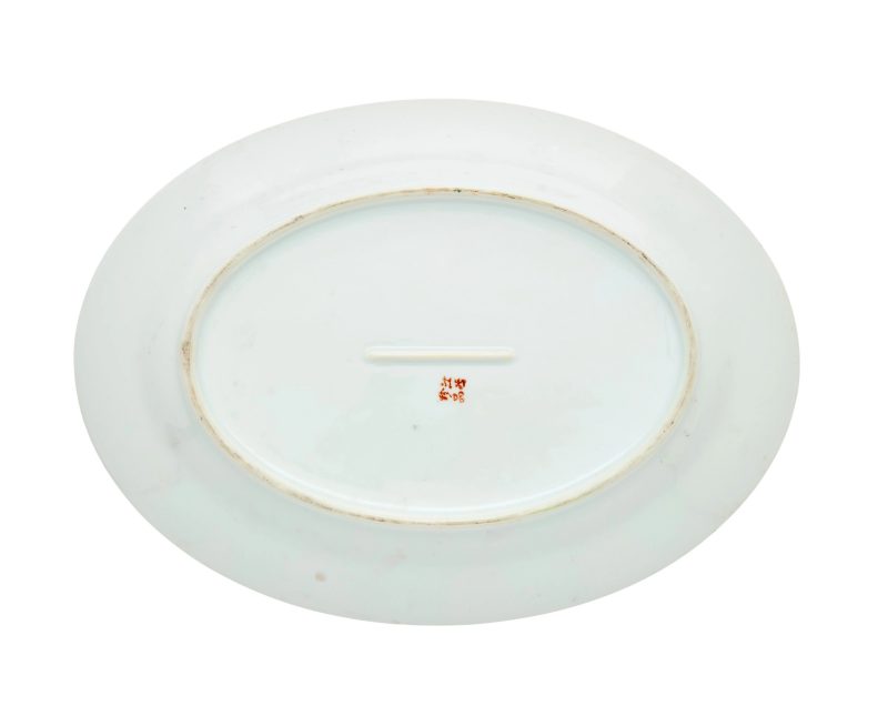 二十世紀 景德鎮製黑地粉彩「百花不落地」紋餐具一套 | A Chinese black-ground famille rose dinner service - 图5