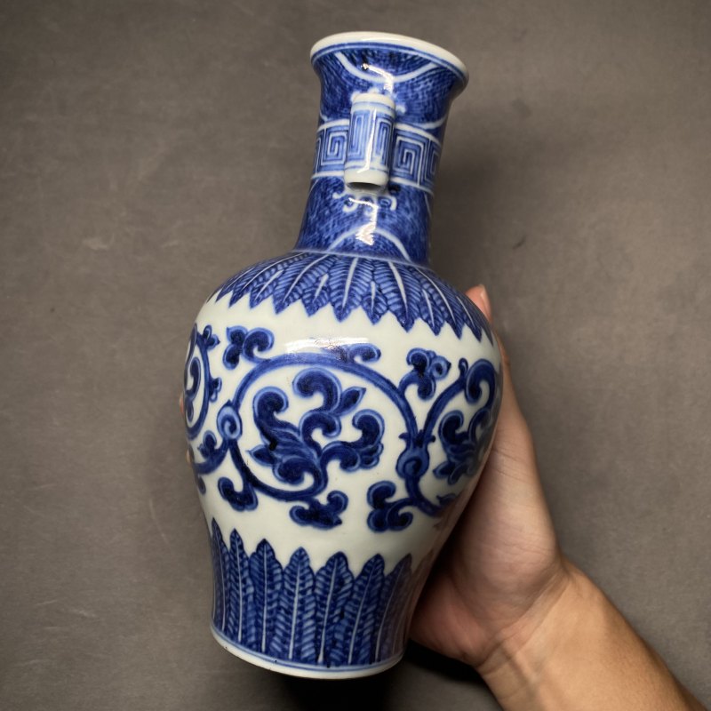 清乾隆 青花缠枝花卉纹贯耳瓶 - 图9