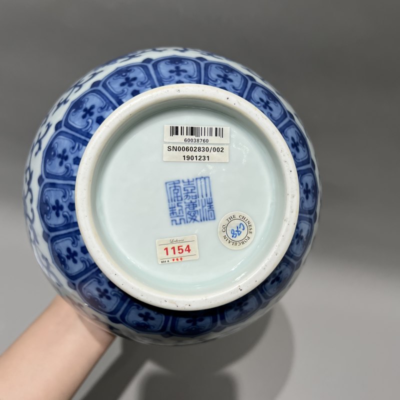 清嘉庆 青花福寿连绵纹双耳瓶 - 图14