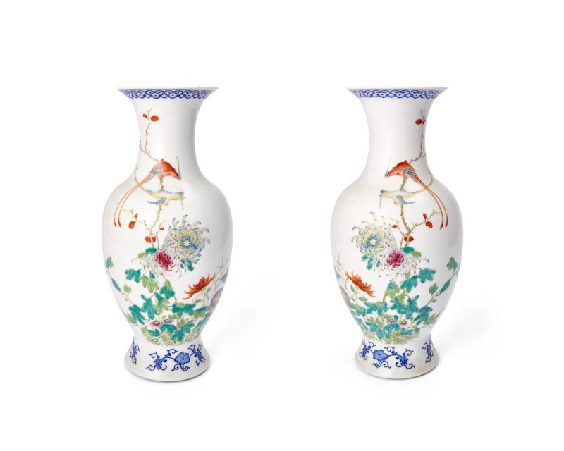 民國 粉彩花鳥紋瓶一對，礬紅「大清乾隆年製」寄託款 | A pair of Chinese 'birds and flowers' enamelled baluster vases