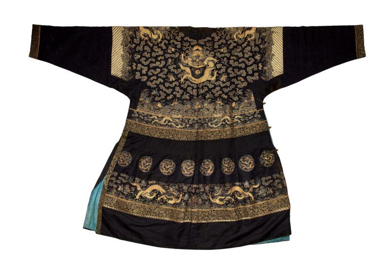 清十九世紀中期 藍黑地龍袍，朝服 | A Chinese dark blue-ground embroidered 'dragon' court robe, Chaofu - 图2