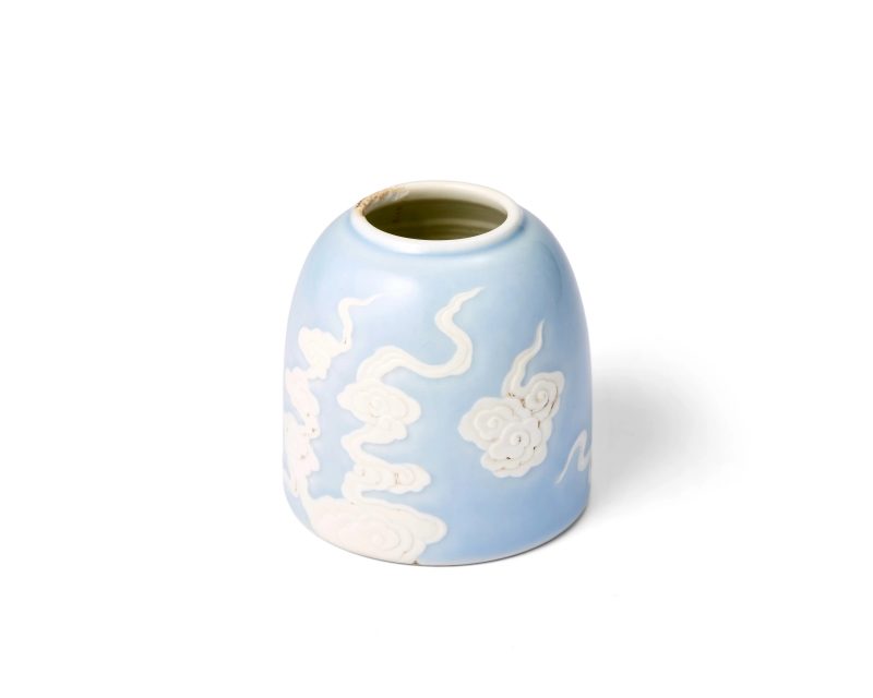 清十八/十九世紀 天藍釉地祥雲紋水盂，馬蹄尊 | A Chinese clair-de-lune-glazed 'clouds' water pot