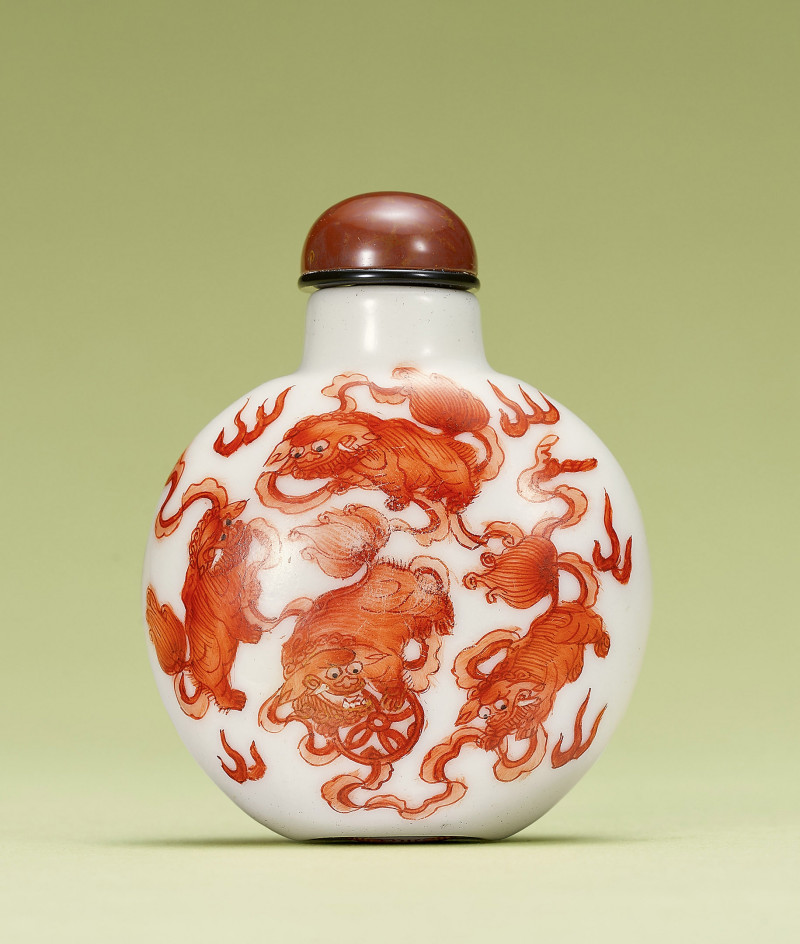 清道光  白地礬紅彩九獅圖鼻煙壺 - 图1